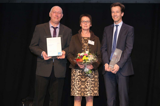 Clemens Scholtalbers, Doris Senf und Ted Thurner bei der Preisverleihung. Bild: Hamburg-Messe / Stephan-Wallocha