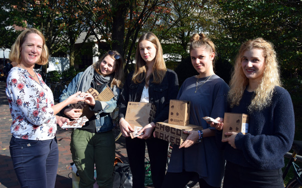 Da ist sie: Renée Lilge, Annika Fuchs, Neele Schubert und Emily Göbel-Lange (v.l.) übergeben Imke Münch vom Studentenwerk die emissionsfrei transportierte Schokolade.